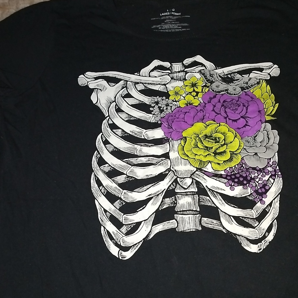 NWOT L Michael's Ribcage Skeleton Flowers Tee